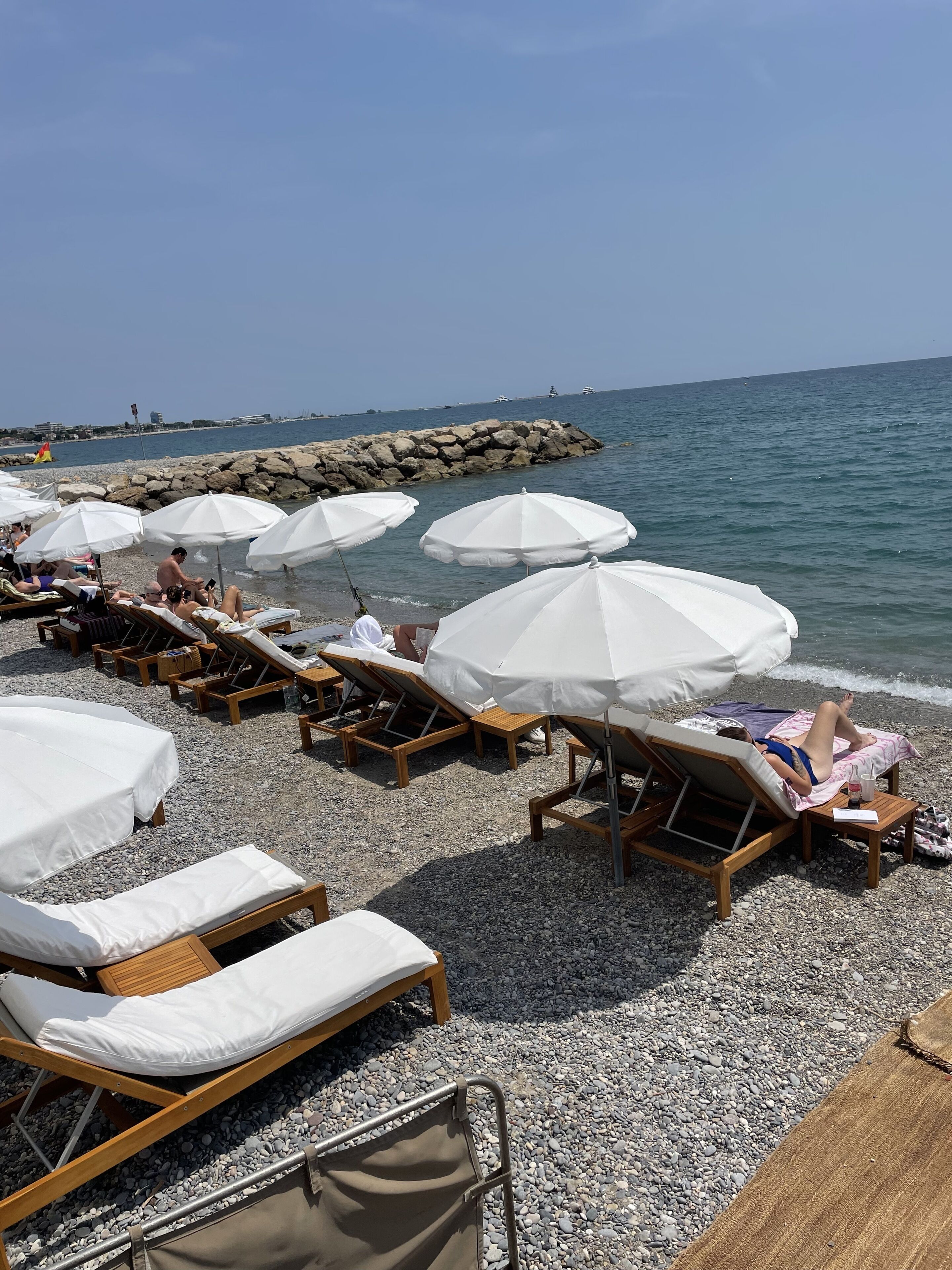 Sur la plage, chaise longue