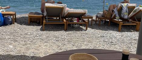 Plage, chaises longues