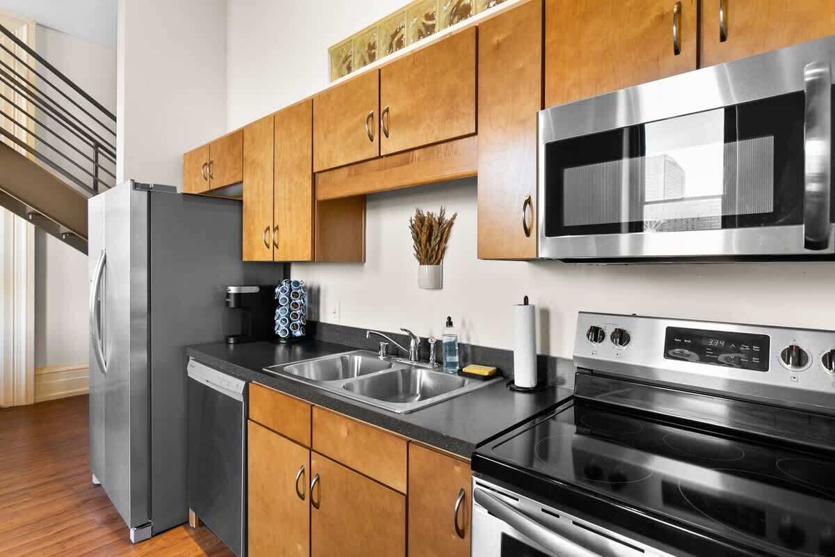 Een koelkast, een magnetron, een oven, een kookplaat