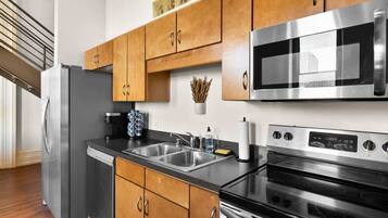 Réfrigérateur, micro-ondes, four, plaque de cuisson