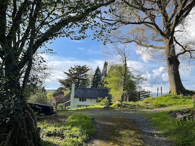 Peaceful spacious cottage close to mountain walks and beaches