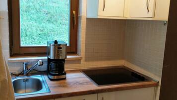 Geladeira, cooktop, cafeteira/chaleira, torradeira