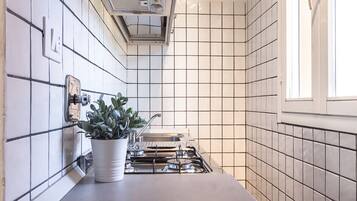 Réfrigérateur, four, cafetiÚre/bouilloire