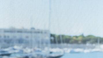 A blurred view of a marina with boats, and the text "La Banchina Luxury Suites" is visible.