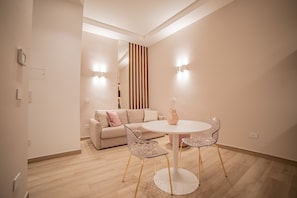 Deluxe Studio Suite | Living area