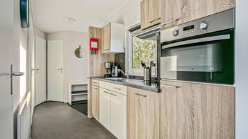 Een koelkast, een kookplaat, een vaatwasser