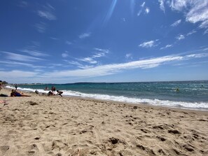 Plage, chaises longues