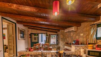 Réfrigérateur, micro-ondes, four