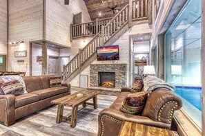 Een smart-tv, een open haard, videogames en tafelvoetbal