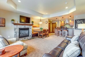 TV, fireplace, books - Central McCall Getaway: Walk to Payette Lake! (McCall)