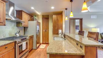 Fridge, microwave, stovetop, dishwasher