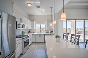 Fridge, microwave, stovetop, dishwasher - Upper Valley El Paso Home w/ Hiking Access On-Site (El Paso)