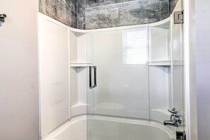 Amenidades de baño gratuitas, secadora de cabello, toallas 