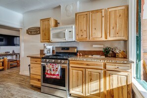 Kühlschrank, Mikrowelle, Herdplatte, Wasserkocher mit Kaffee-/Teezubehör