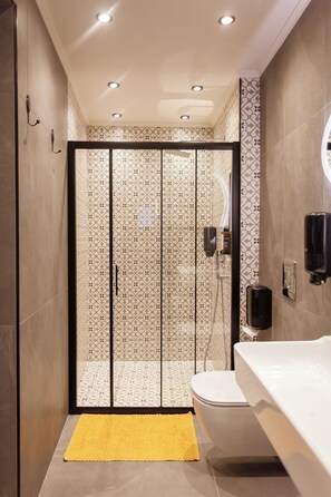 ห้องลักซ์ชัวรี่สตูดิโอสวีท | ห้องน้ำ | ฝักบัว, เรนชาวเวอร์, ของใช้ในห้องน้ำเป็นมิตรต่อสิ่งแวดล้อม, ไดร์เป่าผม