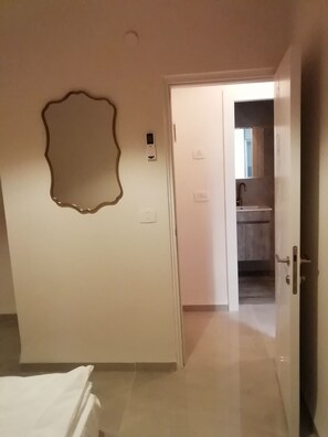Baignoire, serviettes fournies, savon, papier toilette