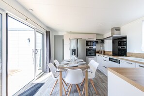 Een koelkast, een microgolfoven, een oven, een vaatwasser