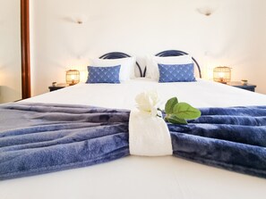 Tabla de planchar con plancha y ropa de cama 