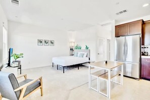 خزنة داخل الغرفة ومكواة/لوح كي وواي فاي وملاءات أسرّة