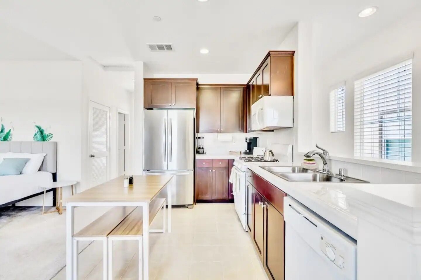 Réfrigérateur, micro-ondes, four, plaque de cuisson