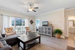 트래디셔널 콘도 | 거실 공간 | 케이블 채널 시청이 가능한 40인치 TV