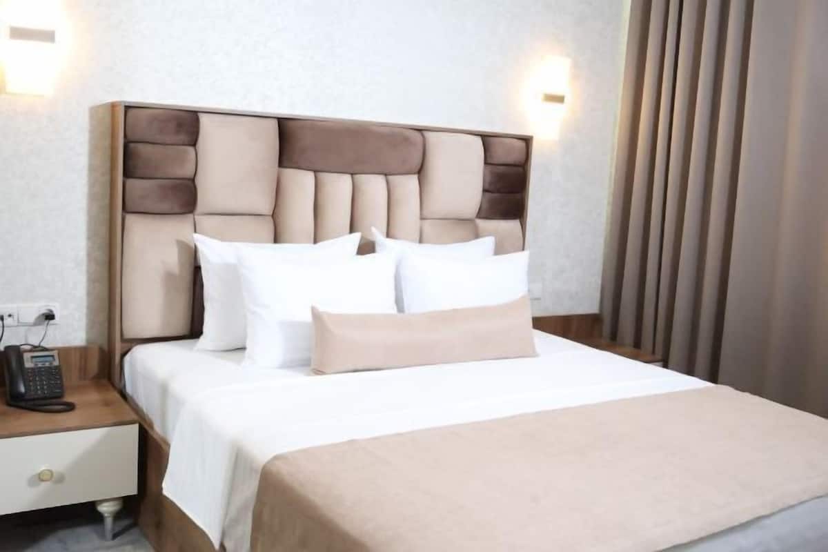 1 bedroom, premium bedding, down duvets, Tempur-Pedic beds
