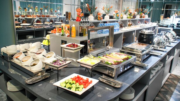 Un buffet con diversi cibi e utensili.