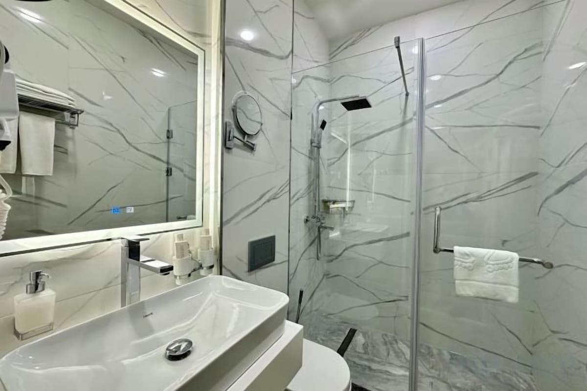 Ducha, cabezal de ducha tipo lluvia, secador de pelo, batas