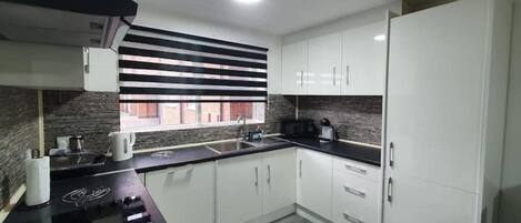 雪櫃、微波爐、焗爐、爐具