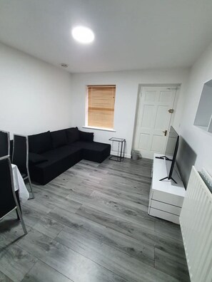 Smart TV - Lovely Ground Floor 1-bed Flat with free parking (Leicester)