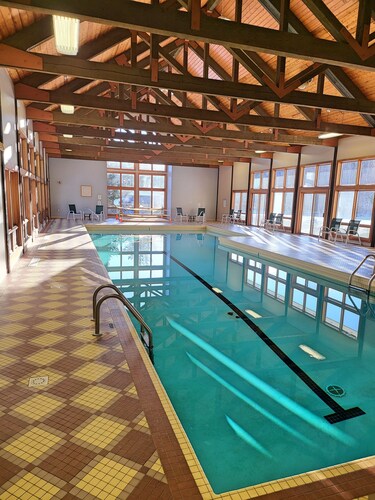 Open concept, AC/FP, wood & mtn views, deck, garage, pool. F115A by LRS