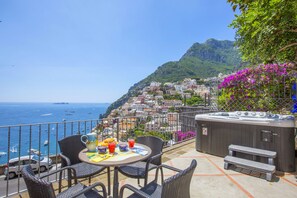 Outdoor dining - AMORE RENTALS - Casa Volte Alte with External Tub, Sea View and Terrace (Positano)