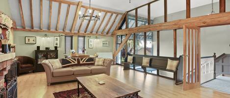 Maison | Coin séjour | Télévision de 30 pouces avec chaînes numériques, cheminée