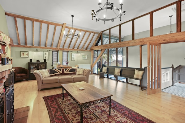 獨棟房屋 | 起居區 | 30-吋電視、數位頻道、壁爐