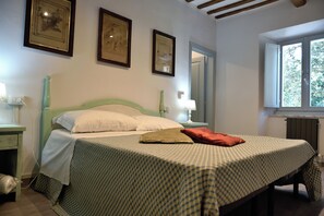 1 bedroom, bed sheets - Bedroom 2 pers, private bathroom in historical Villa with swimming pool (Treia)