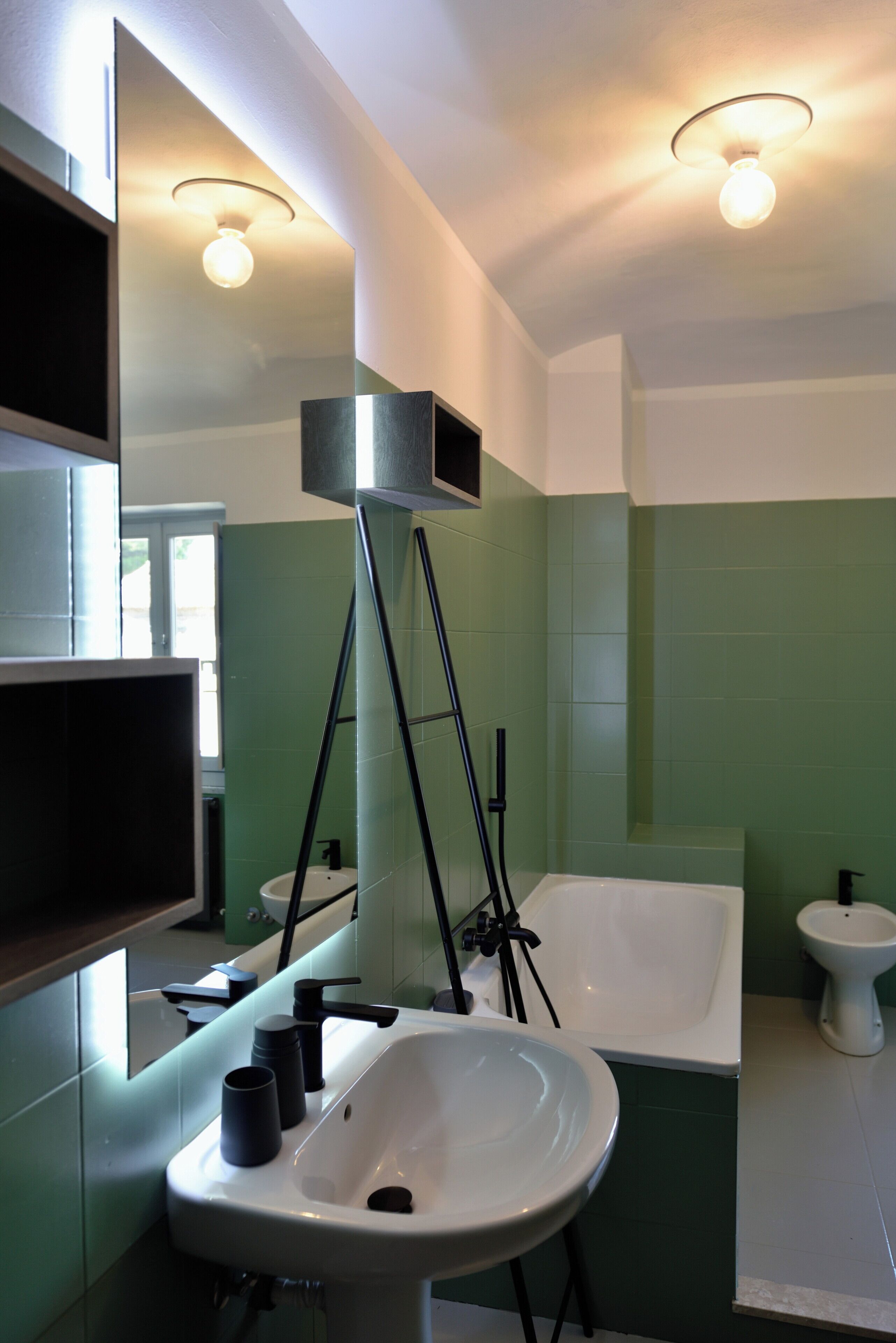 Douche, bidet, savon, papier toilette