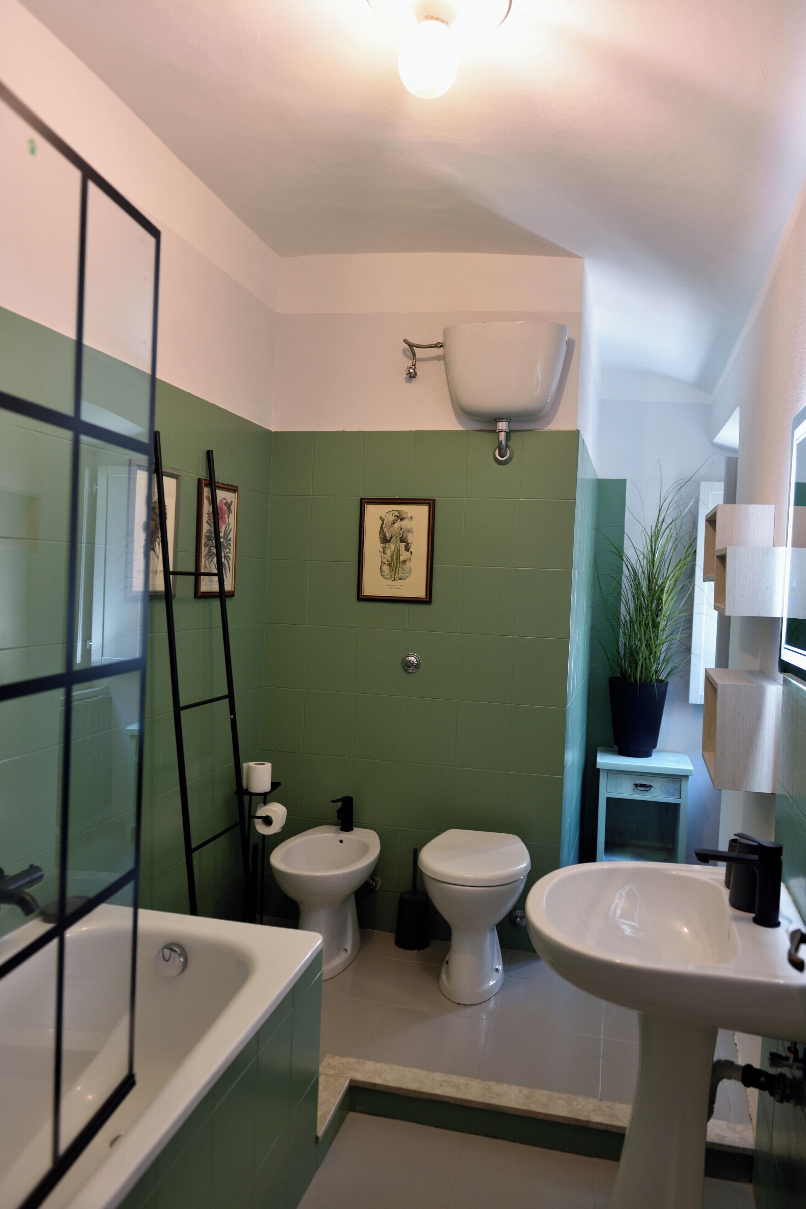 Dusche, Bidet, Seife, Toilettenpapier