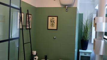 Dusche, Bidet, Seife, Toilettenpapier