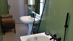 Douche, bidet, savon, papier de toilette