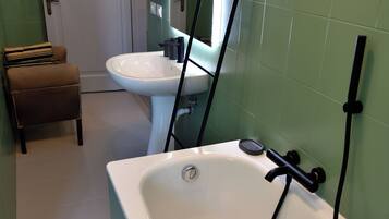 Ducha, bidet, jabón, papel higiénico