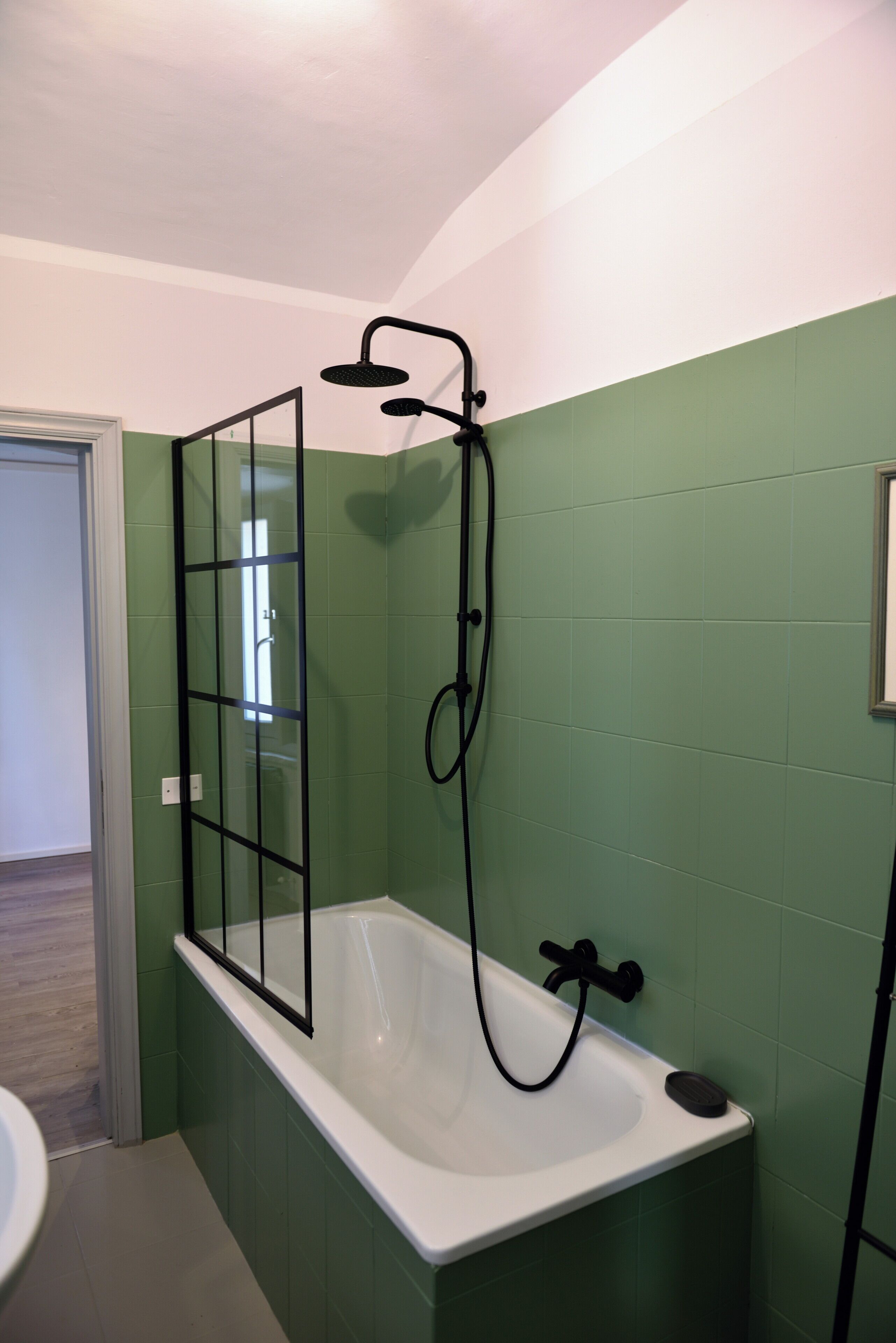 Doccia, bidet, sapone, carta igienica