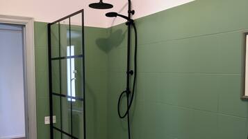 Doccia, bidet, sapone, carta igienica