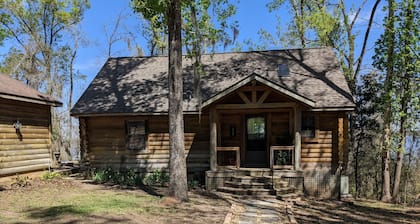 Cozy cabin with great views overlooking Lake Seminole. (Pet friendly)