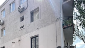 Un mercado con una fachada que dice "BYRON MARKET" y un paso de peatones.
