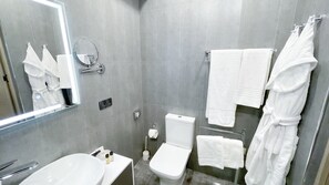 Shower, hair dryer, towels, shampoo - Studio in the small center (Yerevan)