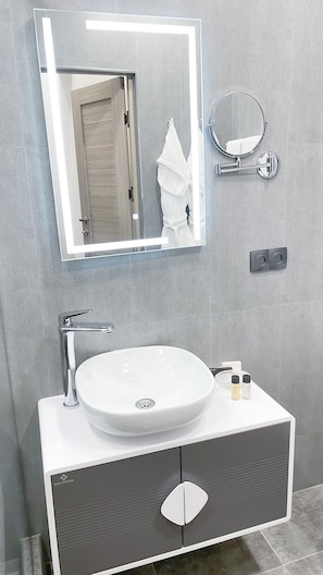 Shower, hair dryer, towels, shampoo