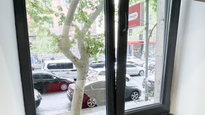 Una ventana con marco negro y estante incorporado.