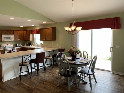 Beautiful Dog Friendly Home with Gas Golf Cart, BBQ Grill, & FREE WiFi!