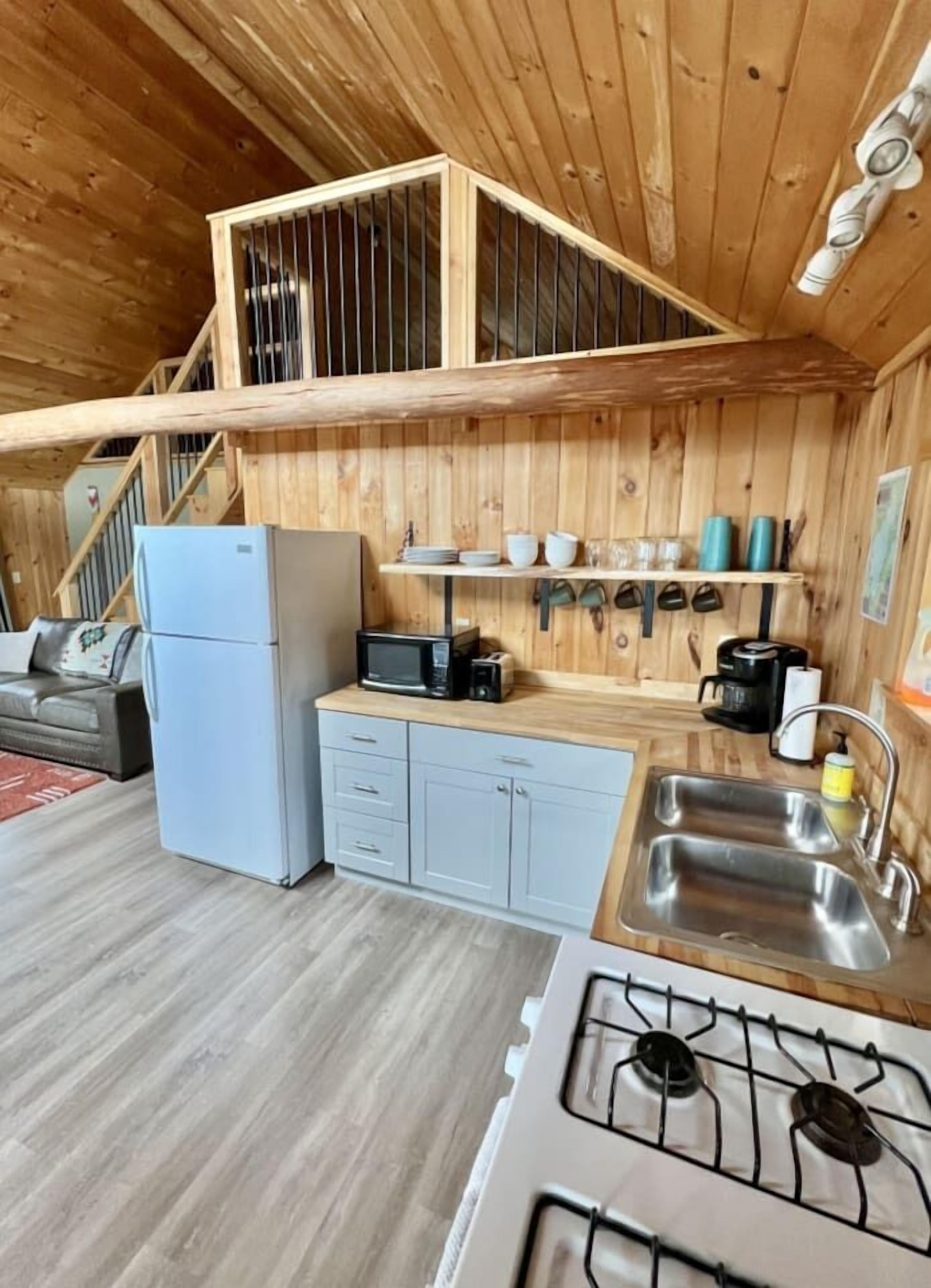 Kjøleskap, mikrobølgeovn, ovn og kokeplater