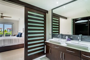 2 chambres, bureau, fer et planche à repasser, lit parapluie